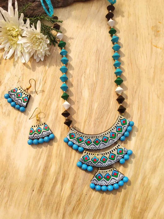 Understand how artisanal jewellery differs from mass-produced jewellery in design, materials, craftsmanship, and long-term value.