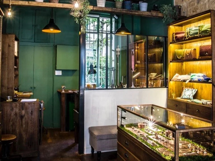 Understand the benefits of handmade jewellery over machine-made pieces, including design, materials, personal touch, and sustainability.